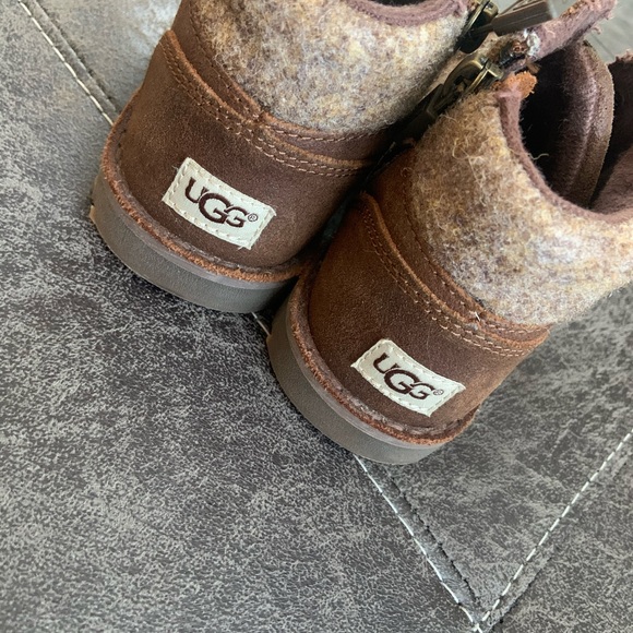 Kids Size 11 US Chocolate brown UGG boots - Picture 3 of 3